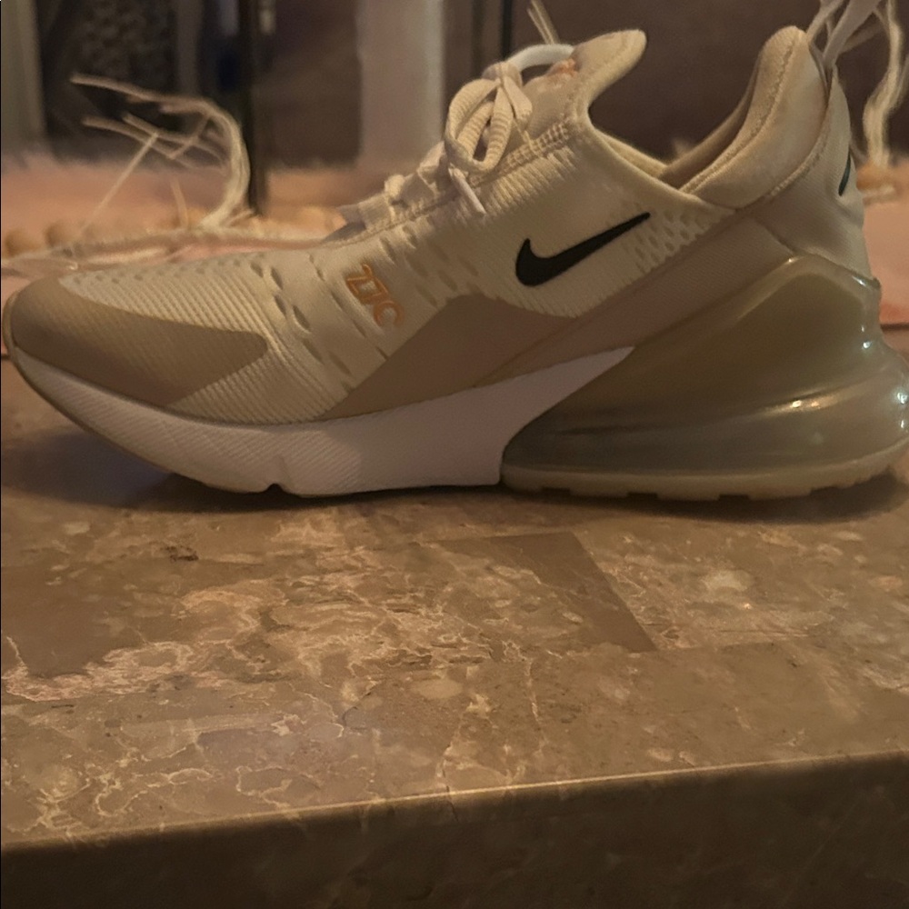 Woman’s Nike White and Gold Air270 Lightweight Sneakers size 7.5 - Picture 3 of 9